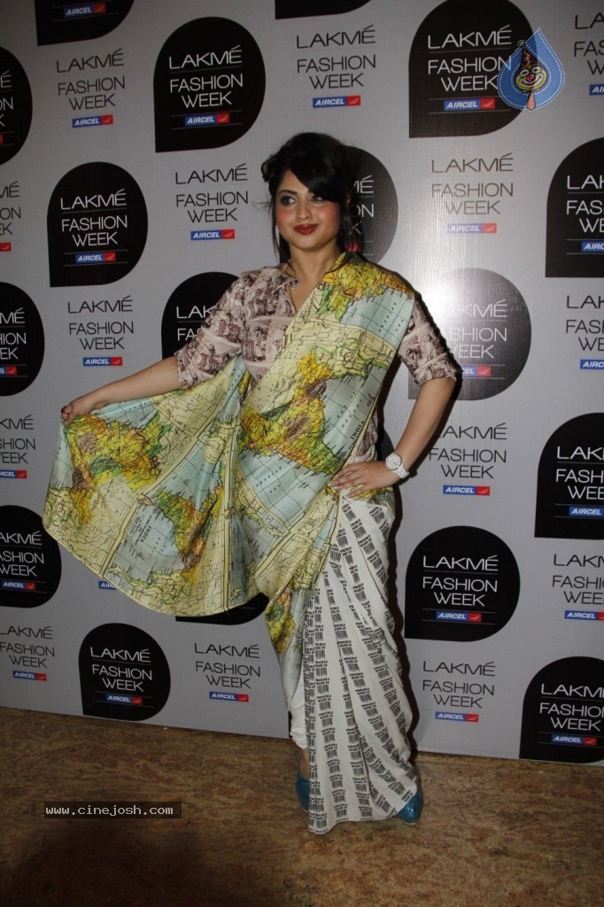 LFW 2013 Day 2 All Shows - 119 / 150 photos