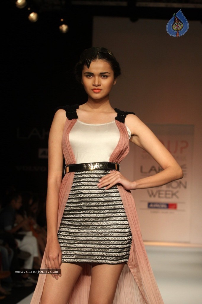 LFW 2013 Day 2 All Shows - 143 / 150 photos