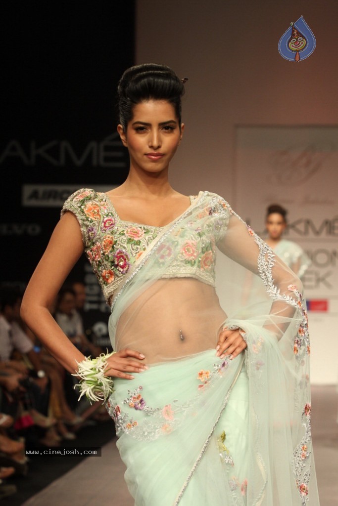 LFW 2013 Day 3 All Shows - 13 / 112 photos