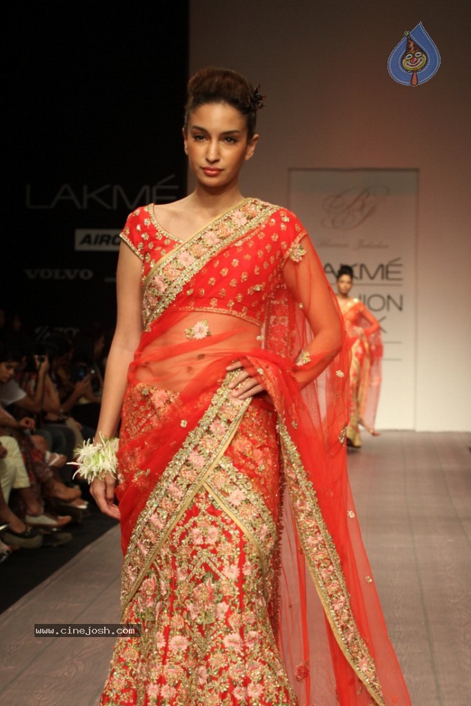 LFW 2013 Day 3 All Shows - 17 / 112 photos