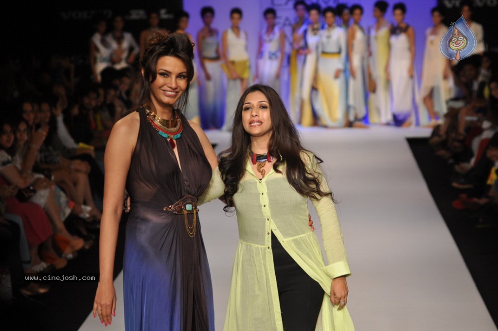 LFW 2013 Day 3 All Shows - 21 / 112 photos