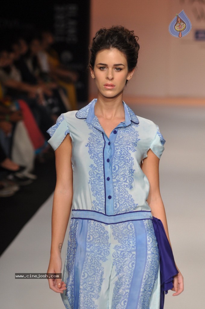 LFW 2013 Day 3 All Shows - 23 / 112 photos