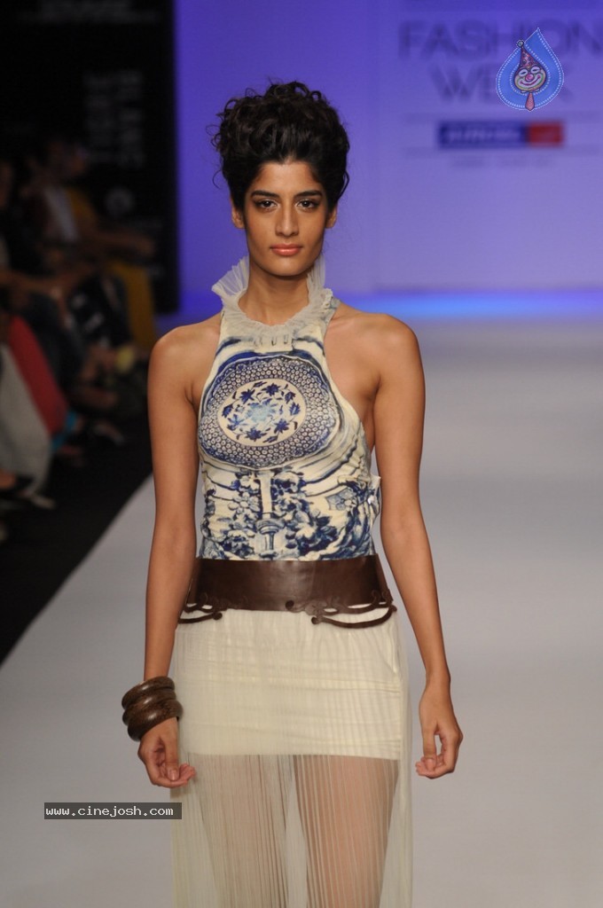 LFW 2013 Day 3 All Shows - 24 / 112 photos