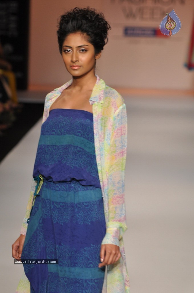 LFW 2013 Day 3 All Shows - 32 / 112 photos