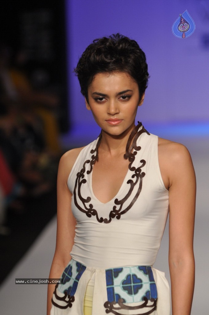 LFW 2013 Day 3 All Shows - 33 / 112 photos