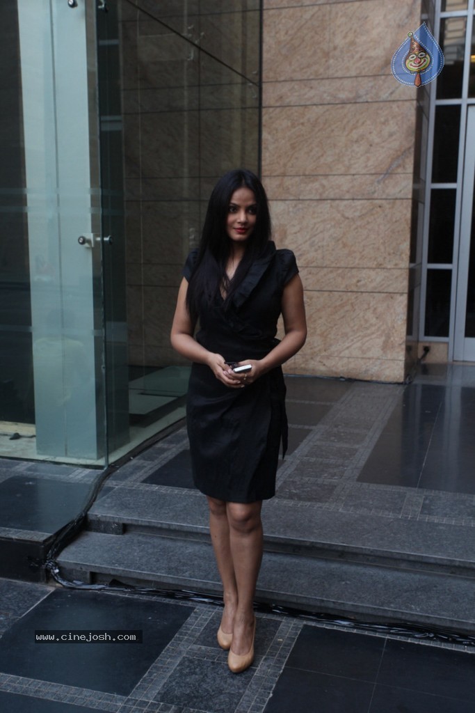 LFW 2013 Day 3 All Shows - 34 / 112 photos