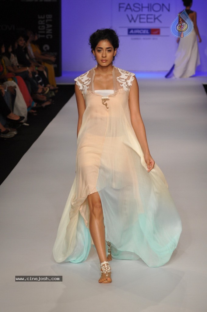 LFW 2013 Day 3 All Shows - 35 / 112 photos