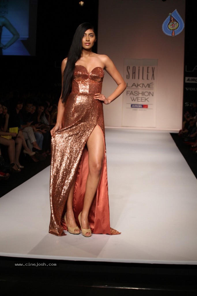 LFW 2013 Day 3 All Shows - 36 / 112 photos