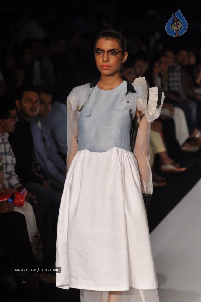 LFW 2013 Day 3 All Shows - 37 / 112 photos