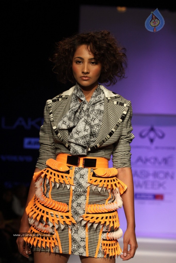 LFW 2013 Day 3 All Shows - 40 / 112 photos