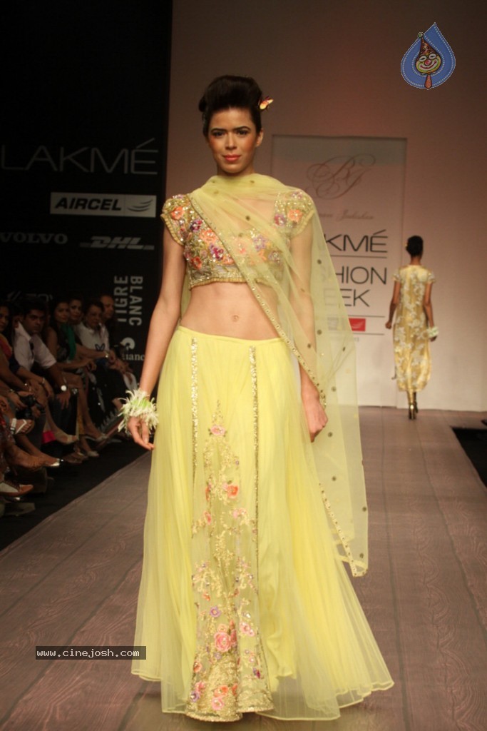 LFW 2013 Day 3 All Shows - 42 / 112 photos