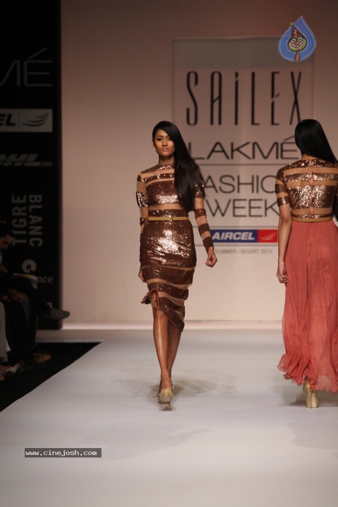 LFW 2013 Day 3 All Shows - 45 / 112 photos