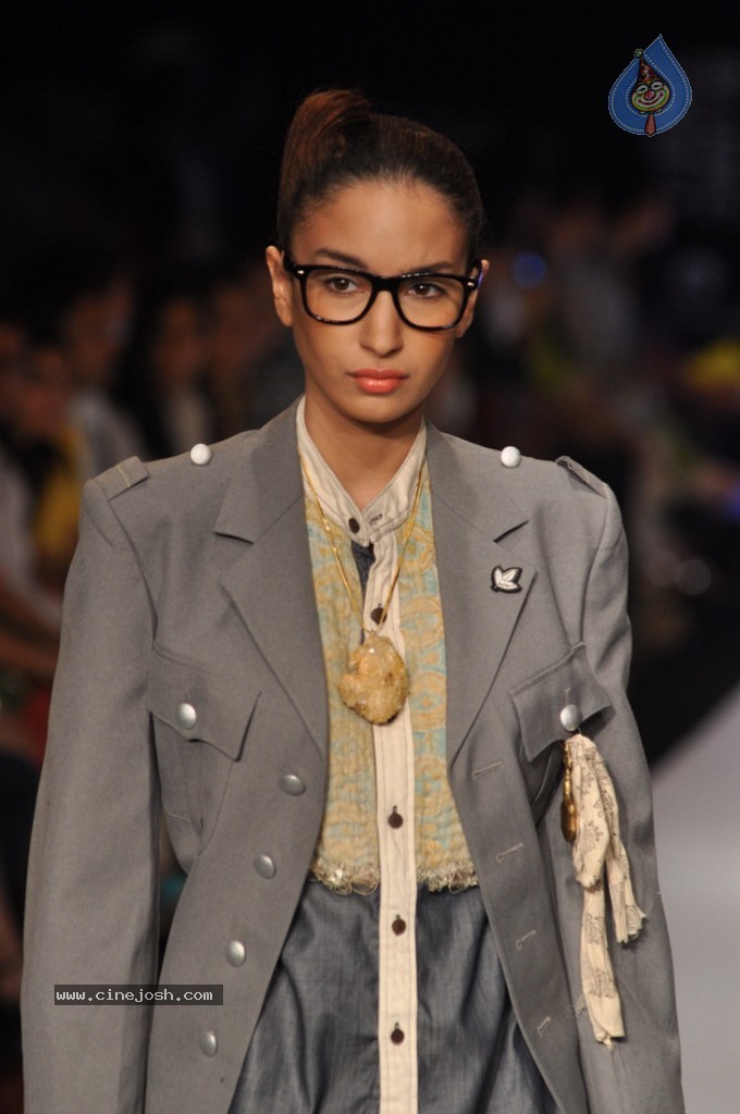 LFW 2013 Day 3 All Shows - 57 / 112 photos