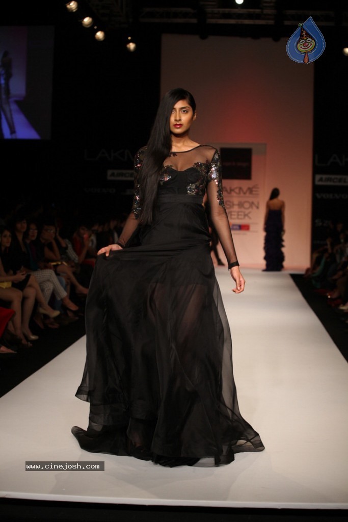 LFW 2013 Day 3 All Shows - 58 / 112 photos