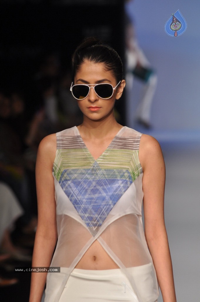 LFW 2013 Day 3 All Shows - 61 / 112 photos