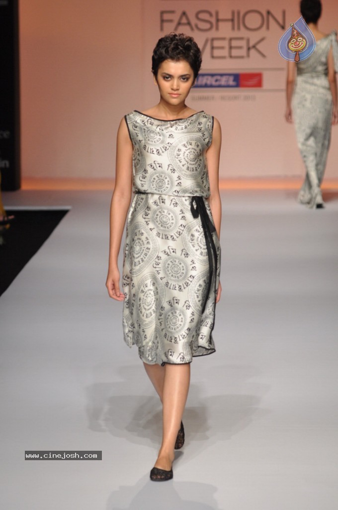 LFW 2013 Day 3 All Shows - 62 / 112 photos