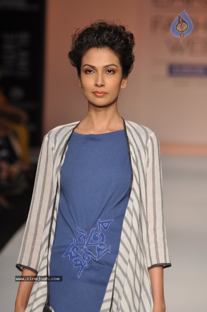 LFW 2013 Day 3 All Shows - 105 / 112 photos