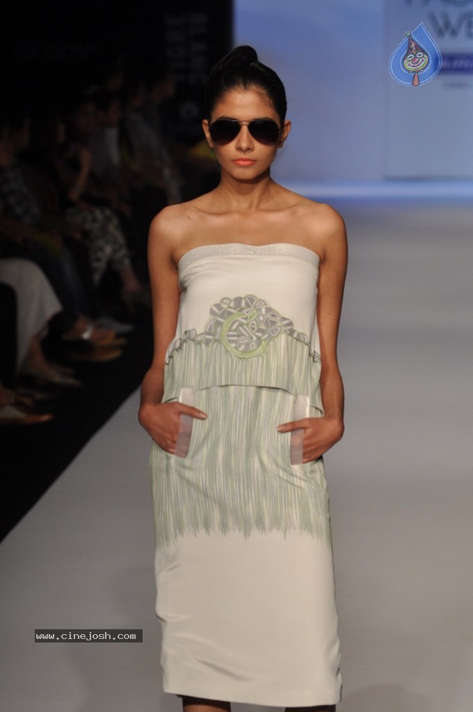 LFW 2013 Day 3 All Shows - 111 / 112 photos