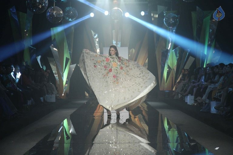 LFW 2015 Abu Jani and Sandeep Khosla Show - 10 / 32 photos