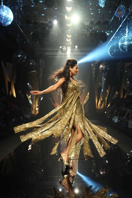 LFW 2015 Abu Jani and Sandeep Khosla Show - 28 / 32 photos