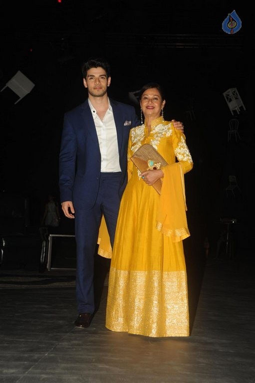 LFW 2015 Manish Malhotra Show 2 - 11 / 63 photos