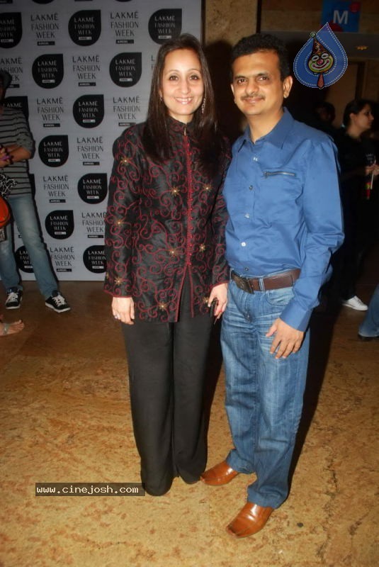 LFW Day 1 All Fashion Show Photos - 36 / 127 photos