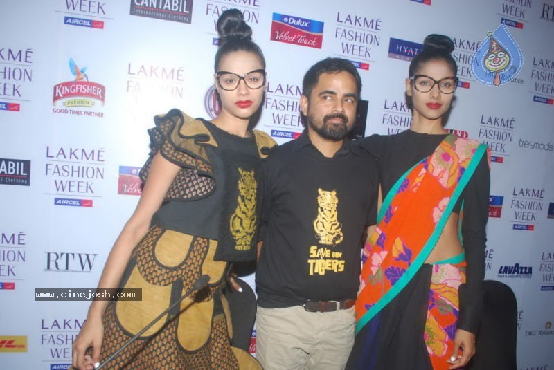 LFW Day 1 All Fashion Show Photos - 43 / 127 photos