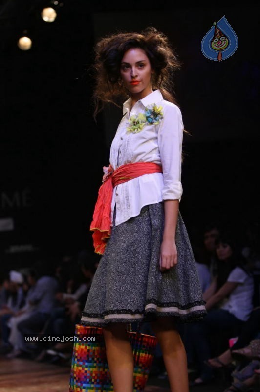 LFW Day 1 All Fashion Show Photos - 44 / 127 photos