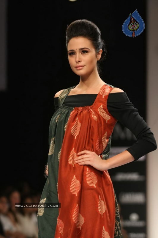 LFW Day 1 All Fashion Show Photos - 70 / 127 photos