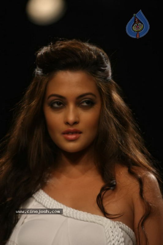 LFW Day 1 All Fashion Show Photos - 93 / 127 photos