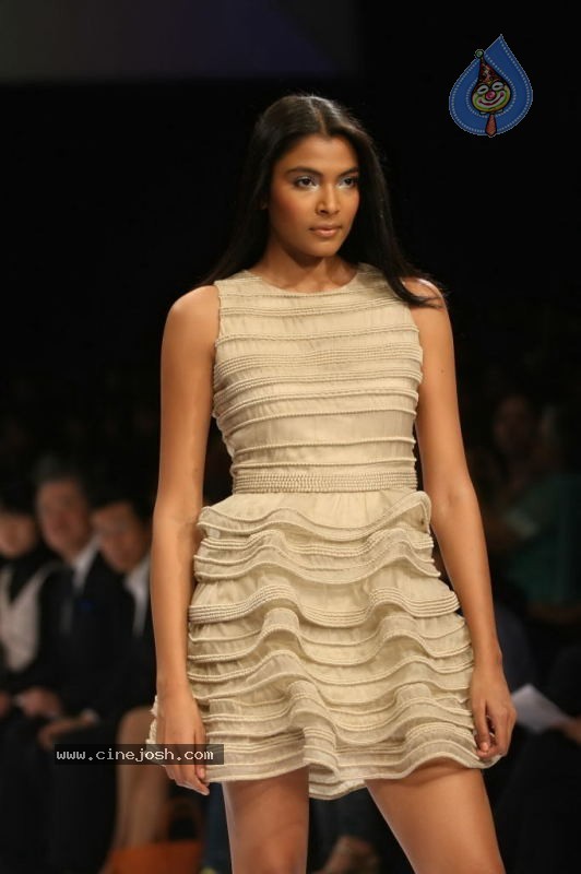 LFW Day 1 All Fashion Show Photos - 103 / 127 photos