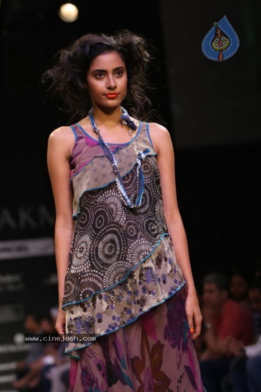 LFW Day 1 All Fashion Show Photos - 104 / 127 photos