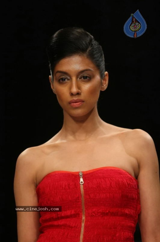 LFW Day 1 All Fashion Show Photos - 109 / 127 photos