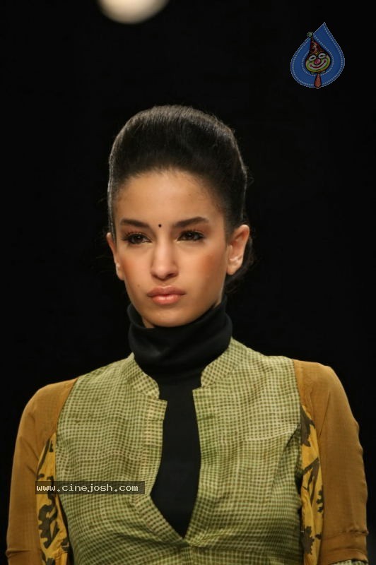 LFW Day 1 All Fashion Show Photos - 116 / 127 photos