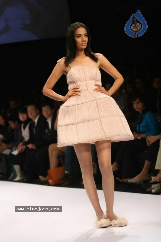 LFW Day 1 All Fashion Show Photos - 118 / 127 photos