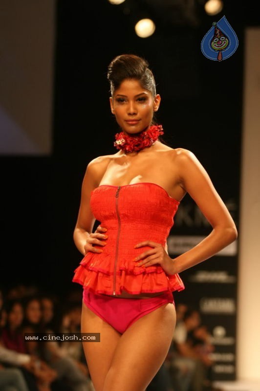 LFW Day 1 All Fashion Show Photos - 121 / 127 photos