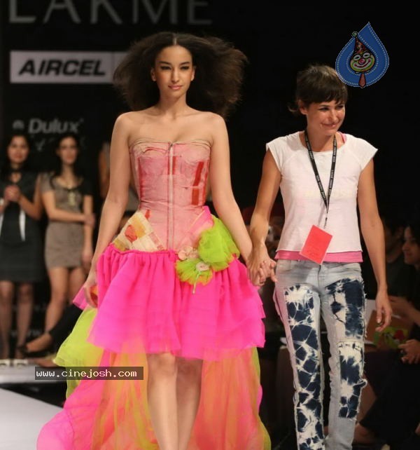 LFW Day 1 All Fashion Show Photos - 123 / 127 photos