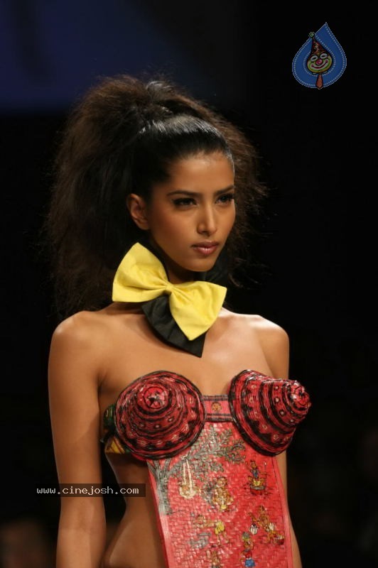 LFW Day 1 All Fashion Show Photos - 124 / 127 photos