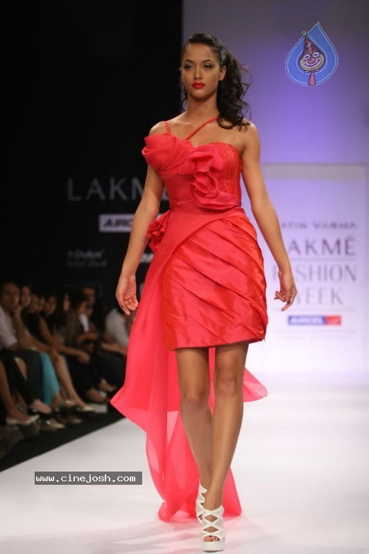 LFW Day 2 All Fashion Shows - 19 / 79 photos