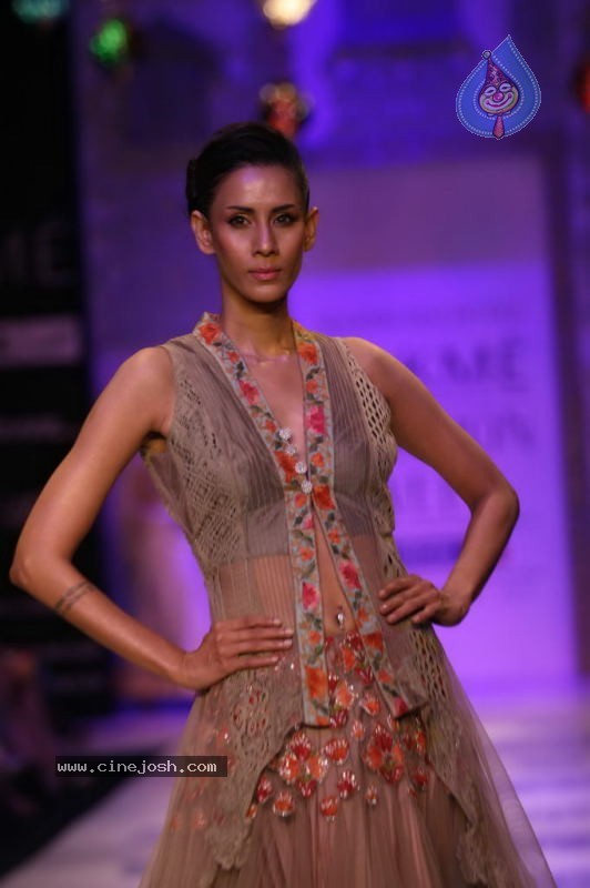 LFW Day 2 All Fashion Shows - 20 / 79 photos