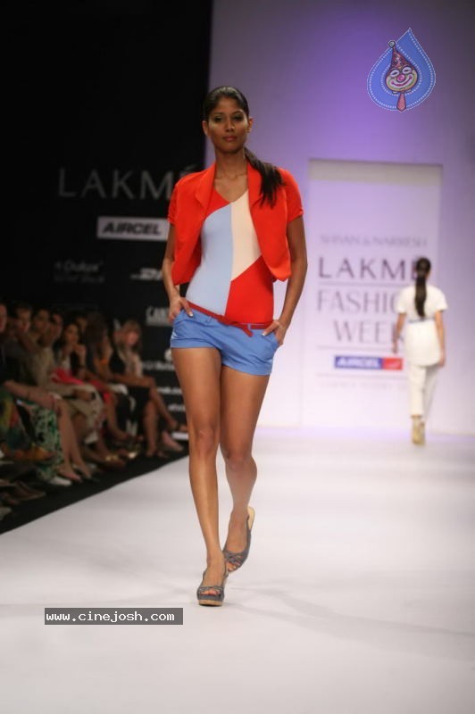 LFW Day 2 All Fashion Shows - 29 / 79 photos