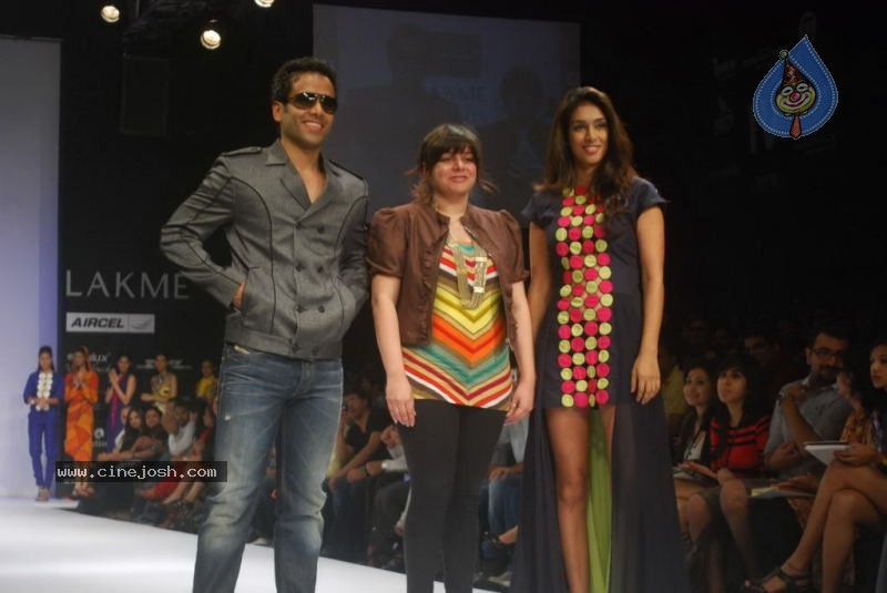 LFW Day 2 All Fashion Shows - 40 / 79 photos