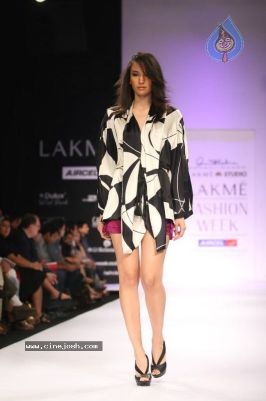 LFW Day 2 All Fashion Shows - 62 / 79 photos