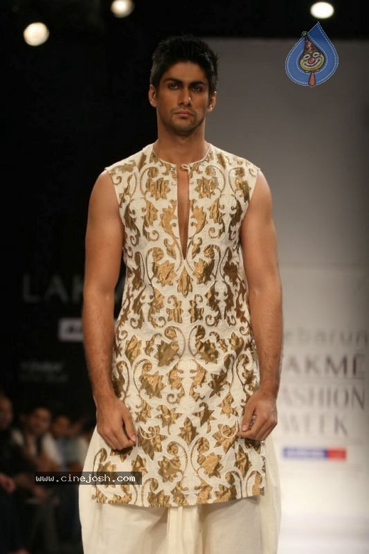 LFW Day 3 All Fashion Shows - 29 / 96 photos