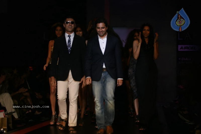 LFW Day 3 All Fashion Shows - 76 / 96 photos