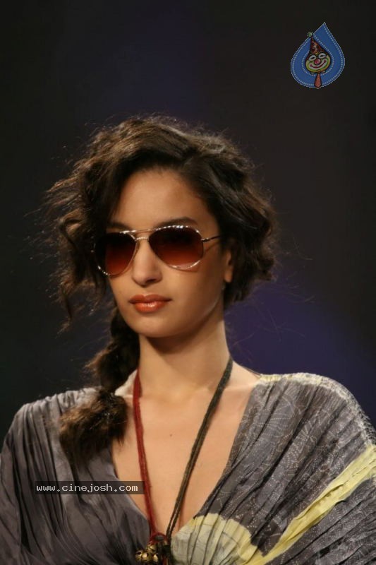 LFW Day 3 All Fashion Shows - 78 / 96 photos