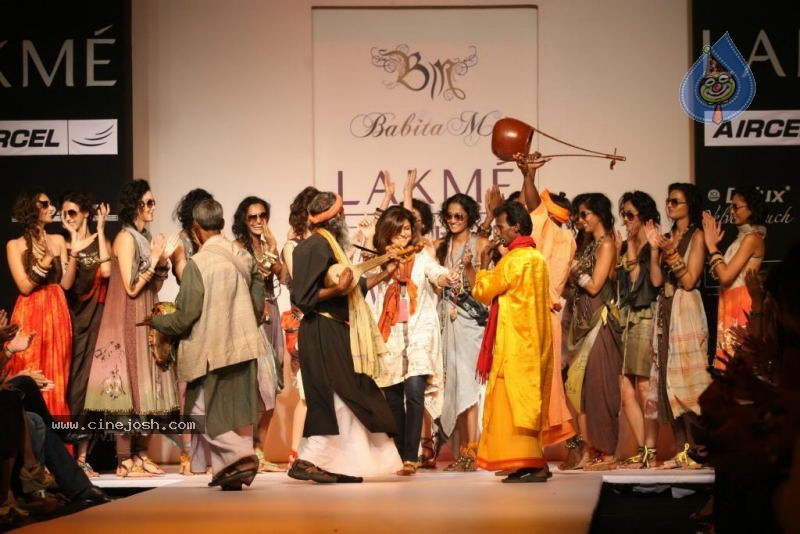 LFW Day 3 All Fashion Shows - 79 / 96 photos