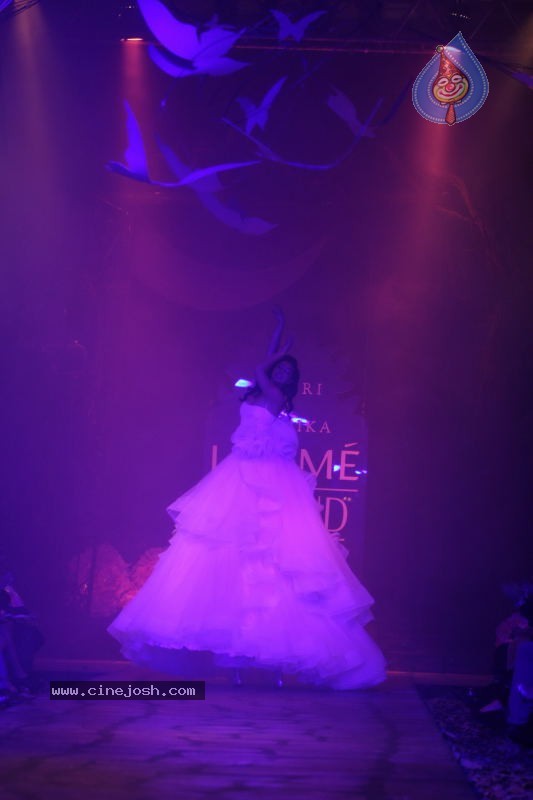 LFW Grand Finale Fashion Show - 76 / 117 photos