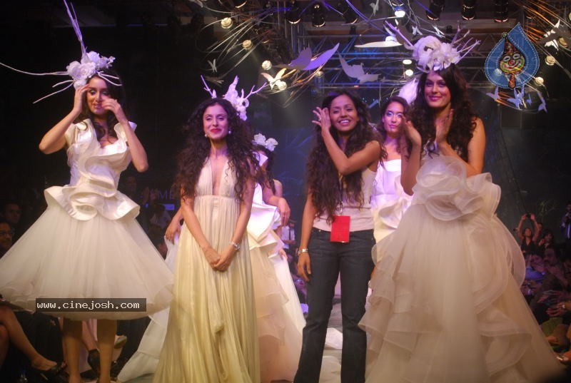 LFW Grand Finale Fashion Show - 90 / 117 photos