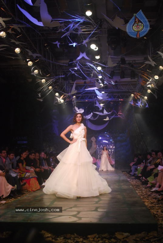 LFW Grand Finale Fashion Show - 94 / 117 photos